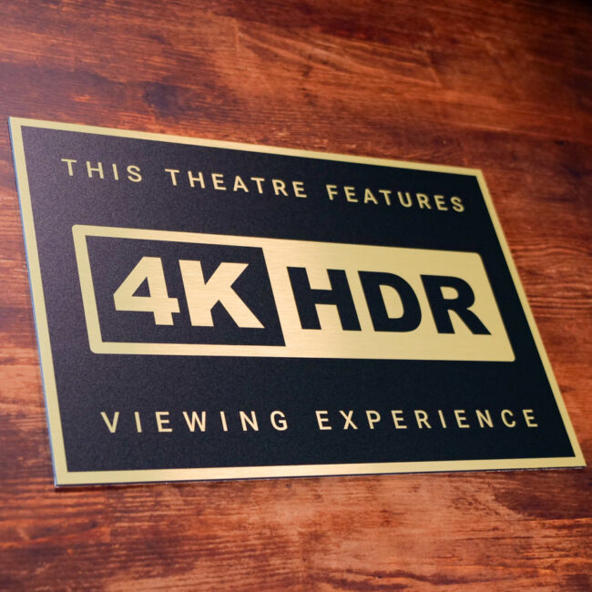 Schild in Schwarz-Gold mit einem 4K HDR Logo