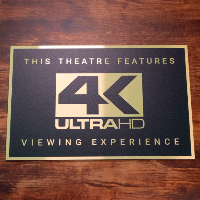 Schild in Schwarz-Gold mit einem 4K UltraHD Logo