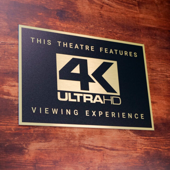 Schild in Schwarz-Gold mit einem 4K UltraHD Logo