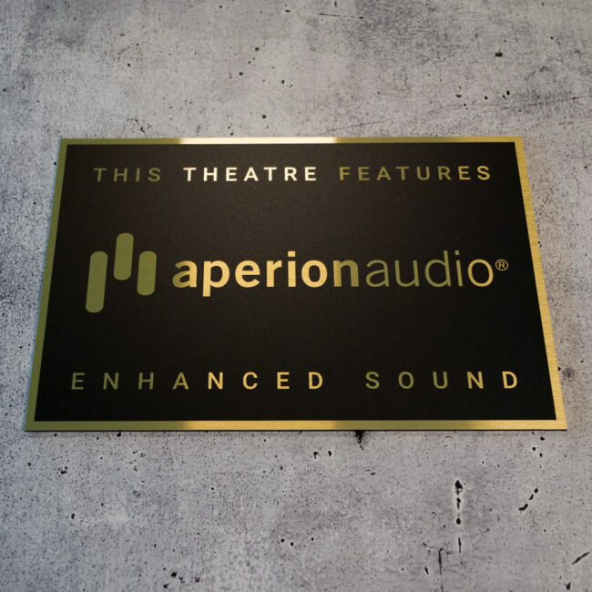 Schild in Schwarz-Gold mit dem AperionAudio Logo