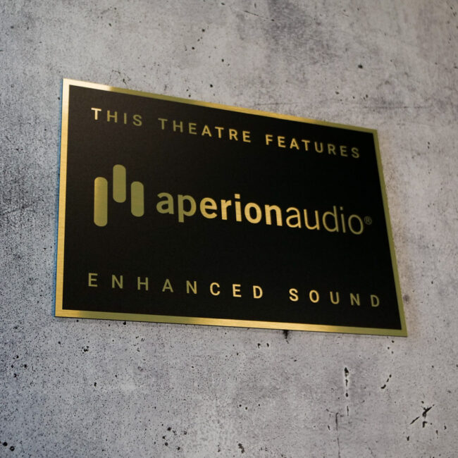 Schild in Schwarz-Gold mit dem AperionAudio Logo