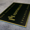 Schild in Schwarz-Gold mit dem AperionAudio Logo