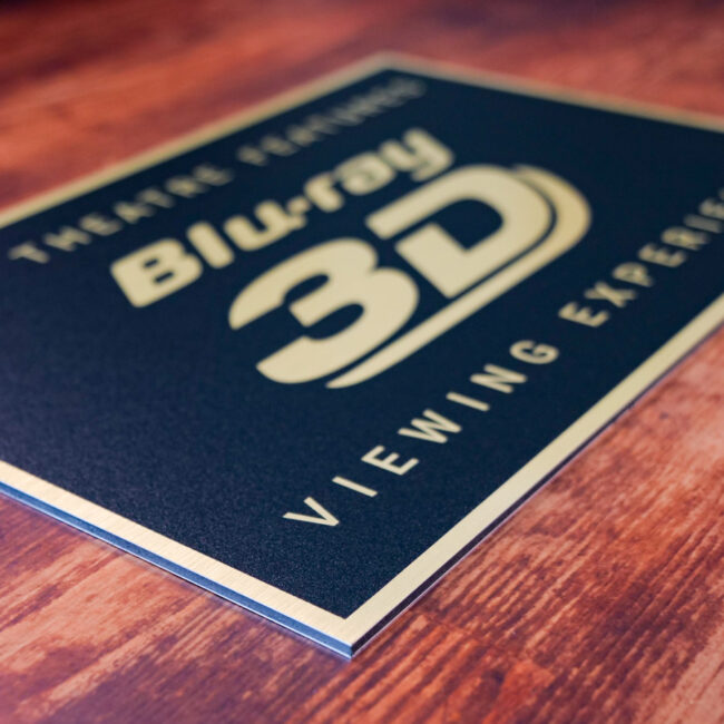 Schild in Schwarz-Gold mit dem Blu-ray 3D Logo