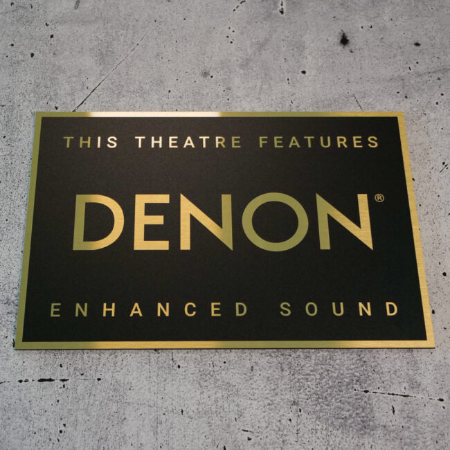 Schild in Schwarz-Gold mit dem Denon Logo