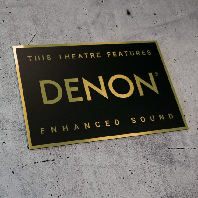 Schild in Schwarz-Gold mit dem Denon Logo