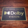 Schild in Schwarz-Gold mit dem Dolby Vision Logo