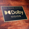 Schild in Schwarz-Gold mit dem Dolby Vision Logo