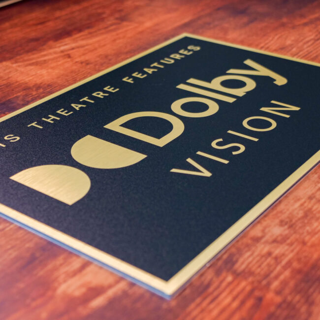 Schild in Schwarz-Gold mit dem Dolby Vision Logo