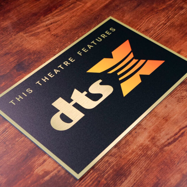 Schild in Schwarz-Gold mit dem DTS:X Logo von 2015