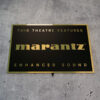 Schild in Schwarz-Gold mit dem Marantz Logo