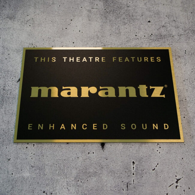 Schild in Schwarz-Gold mit dem Marantz Logo