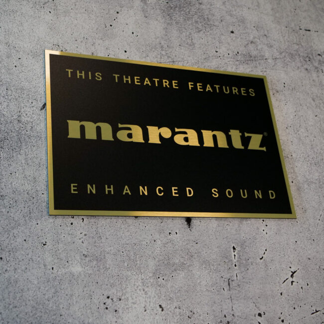 Schild in Schwarz-Gold mit dem Marantz Logo