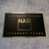 Schild in Schwarz-Gold mit dem NAD Logo