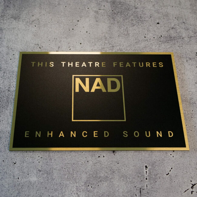 Schild in Schwarz-Gold mit dem NAD Logo