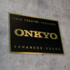 Schild in Schwarz-Gold mit dem Onkyo Logo