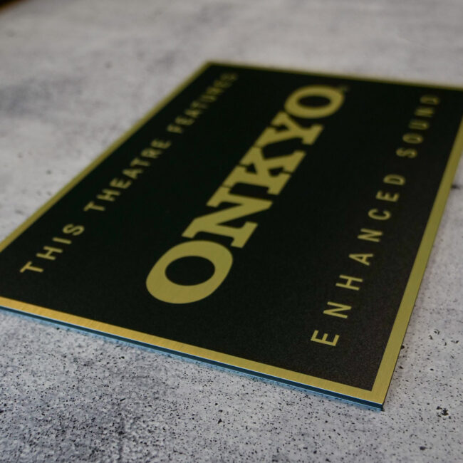 Schild in Schwarz-Gold mit dem Onkyo Logo