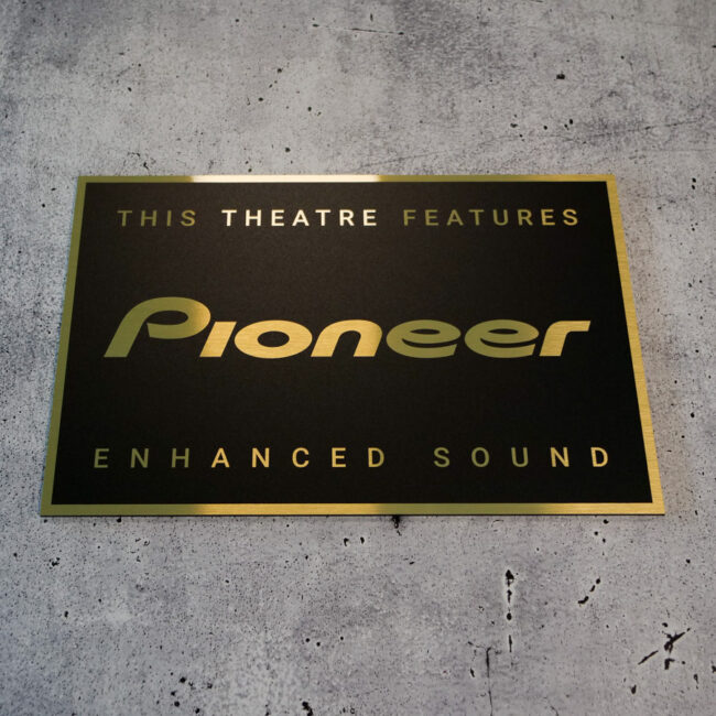 Schild in Schwarz-Gold mit dem Pioneer Logo