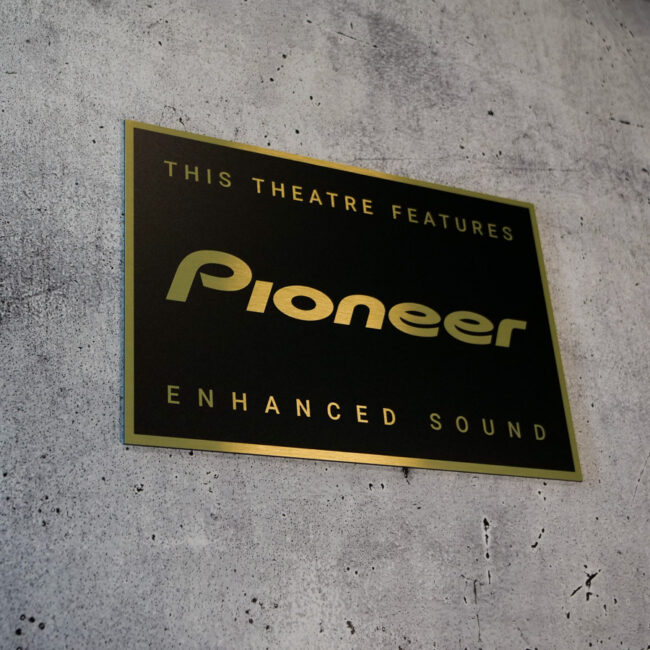 Schild in Schwarz-Gold mit dem Pioneer Logo