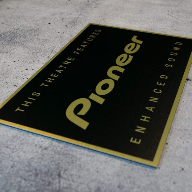 Schild in Schwarz-Gold mit dem Pioneer Logo