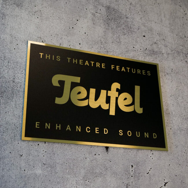 Schild in Schwarz-Gold mit dem Teufel Logo