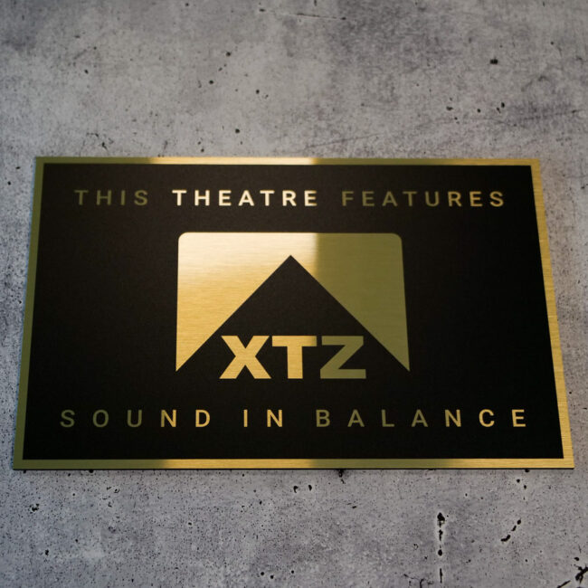 Schild in Schwarz-Gold mit dem XTZ Logo