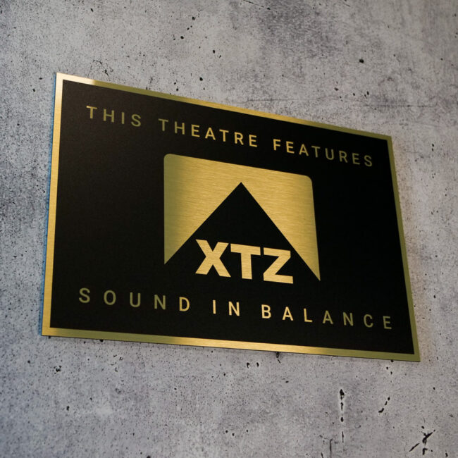 Schild in Schwarz-Gold mit dem XTZ Logo