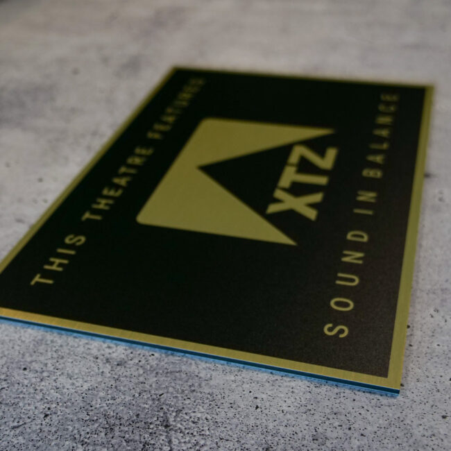 Schild in Schwarz-Gold mit dem XTZ Logo