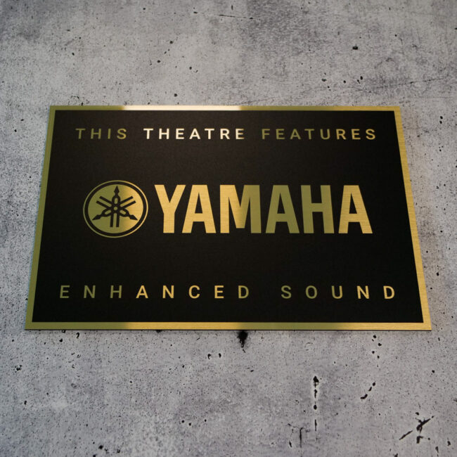 Schild in Schwarz-Gold mit dem Yamaha Logo