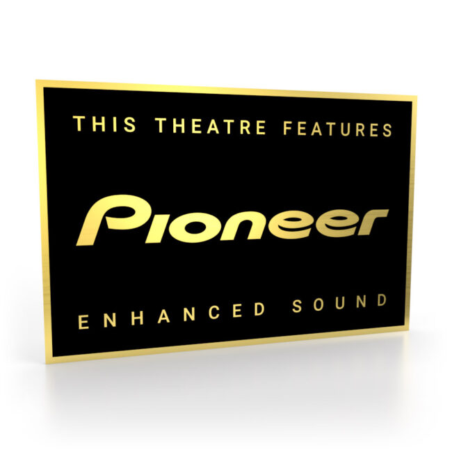 Schild in Schwarz-Gold mit dem Pioneer Logo