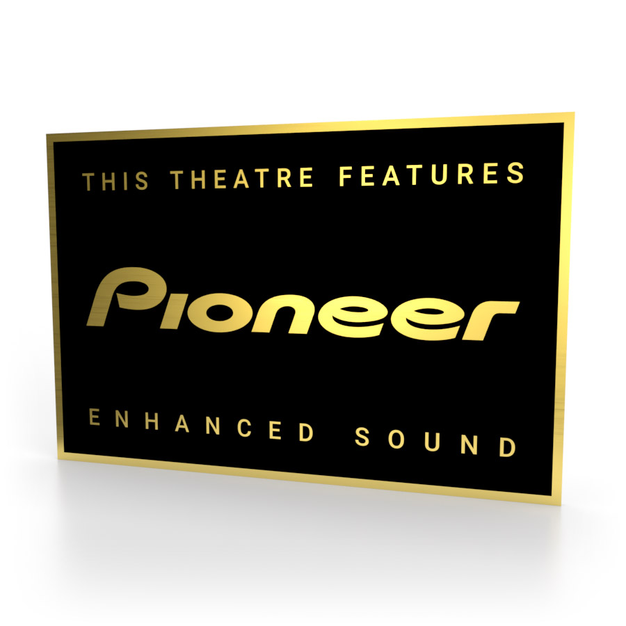 Schild in Schwarz-Gold mit dem Pioneer Logo