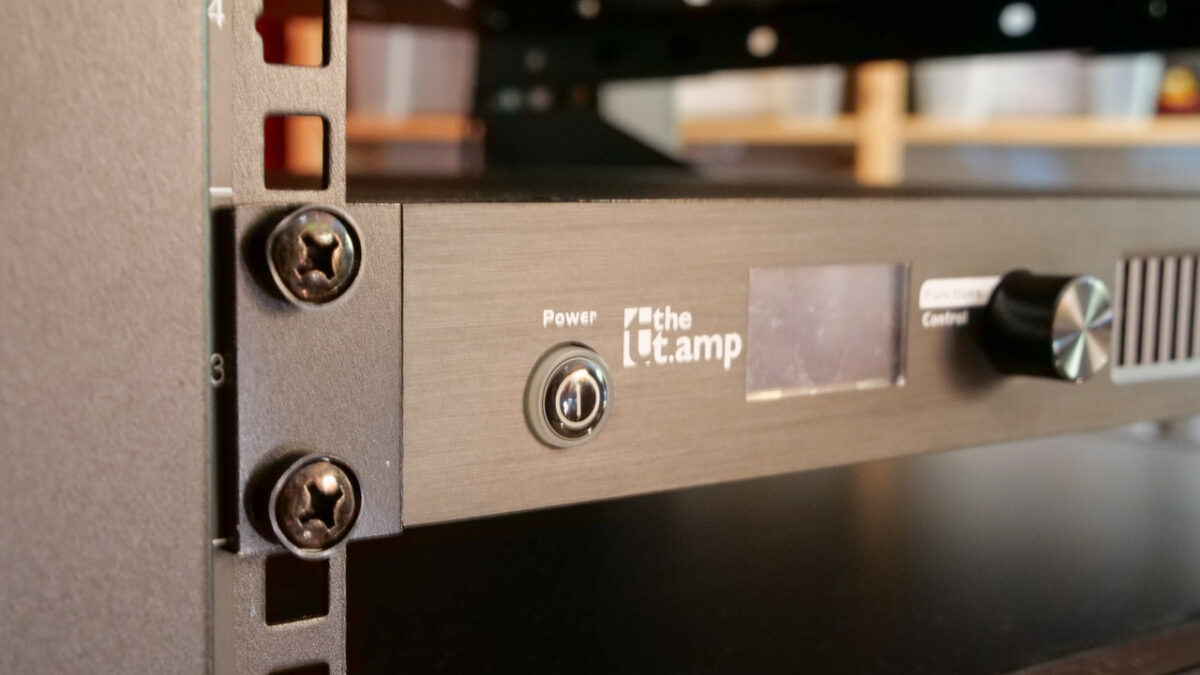 the t.amp Quadro 500 DSP in einen 19-Zoll-Serverschrank eingebaut