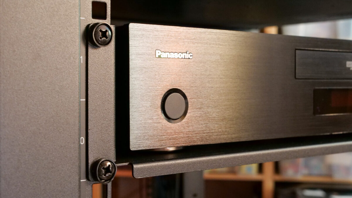 Panasonic DP-UB9004 mit einem Fachboden in einen 19-Zoll-Serverschrank eingebaut